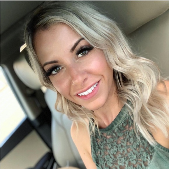 Meet your Posher, Lauren - Picture 4 of 4